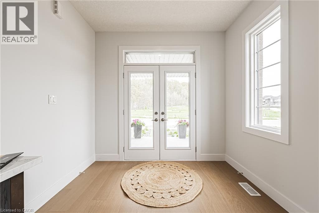 546 BENNINGER Drive, Kitchener, Ontario N2E0E9 - Photo 2